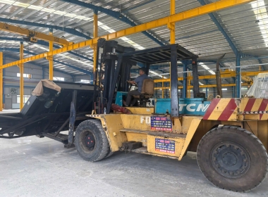 Nâng hạ và cẩu máy móc tại KCN Mỹ Phước – Dự án thực hiện bởi Xe Nâng Nhân Nghĩa