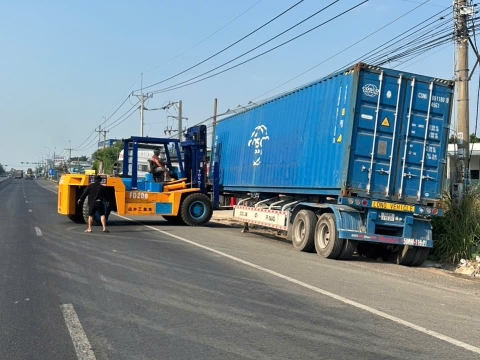 Nâng hạ và cẩu máy móc tại KCN Mỹ Phước – Dự án thực hiện bởi Xe Nâng Nhân Nghĩa