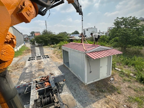 Nâng hạ và cẩu máy móc tại KCN Mỹ Phước – Dự án thực hiện bởi Xe Nâng Nhân Nghĩa