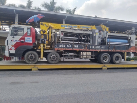 Nâng hạ và cẩu máy móc tại KCN Mỹ Phước – Dự án thực hiện bởi Xe Nâng Nhân Nghĩa