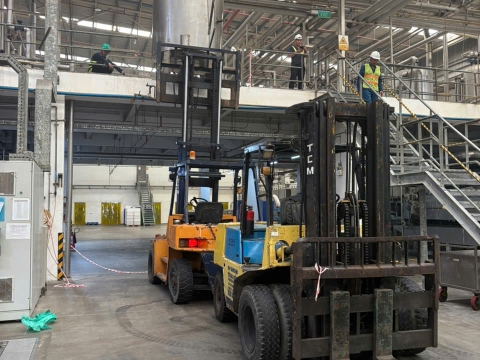 Nâng hạ và cẩu máy móc tại KCN Mỹ Phước – Dự án thực hiện bởi Xe Nâng Nhân Nghĩa