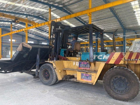 Nâng hạ và cẩu máy móc tại KCN Mỹ Phước – Dự án thực hiện bởi Xe Nâng Nhân Nghĩa