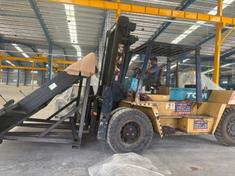 Nâng hạ và cẩu máy móc tại KCN Mỹ Phước – Dự án thực hiện bởi Xe Nâng Nhân Nghĩa