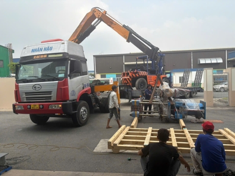 Nâng hạ và cẩu máy móc tại KCN Đồng An 2 – Dự án thực hiện bởi Xe Nâng Nhân Nghĩa