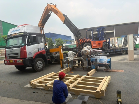 Nâng hạ và cẩu máy móc tại KCN Đồng An 2 – Dự án thực hiện bởi Xe Nâng Nhân Nghĩa