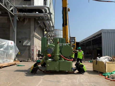 Nâng hạ và cẩu máy móc tại KCN Đồng An 2 – Dự án thực hiện bởi Xe Nâng Nhân Nghĩa