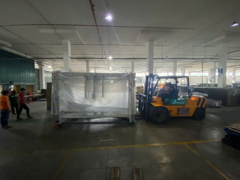 Nâng hạ và cẩu máy móc tại KCN Đồng An 2 – Dự án thực hiện bởi Xe Nâng Nhân Nghĩa