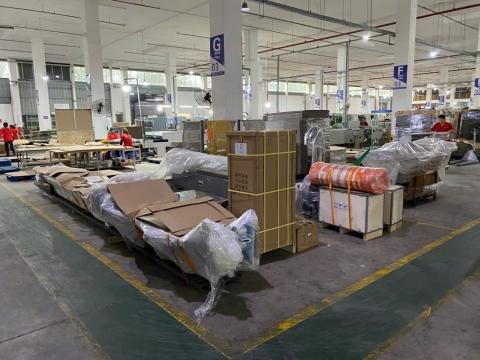 Nâng hạ và cẩu máy móc tại KCN Đồng An 2 – Dự án thực hiện bởi Xe Nâng Nhân Nghĩa