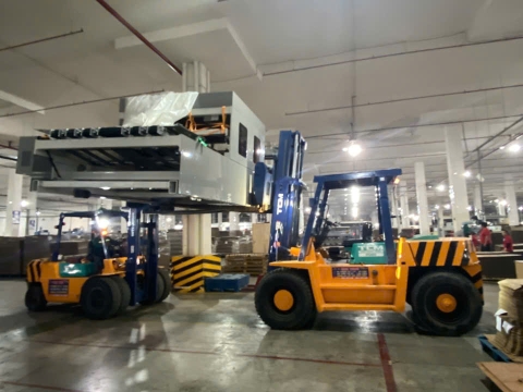 Nâng hạ và cẩu máy móc tại KCN Đồng An 2 – Dự án thực hiện bởi Xe Nâng Nhân Nghĩa