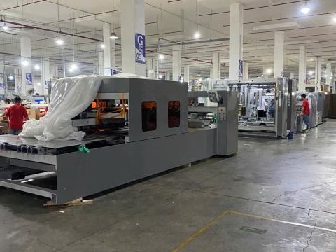 Nâng hạ và cẩu máy móc tại KCN Đồng An 2 – Dự án thực hiện bởi Xe Nâng Nhân Nghĩa