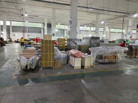 Nâng hạ và cẩu máy móc tại KCN Đồng An 2 – Dự án thực hiện bởi Xe Nâng Nhân Nghĩa