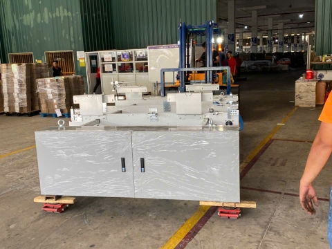 Nâng hạ và cẩu máy móc tại KCN Đồng An 2 – Dự án thực hiện bởi Xe Nâng Nhân Nghĩa