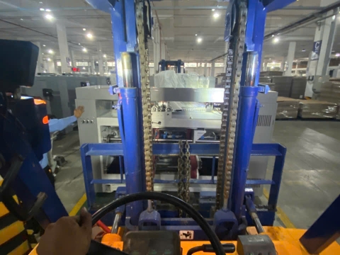 Nâng hạ và cẩu máy móc tại KCN Đồng An 2 – Dự án thực hiện bởi Xe Nâng Nhân Nghĩa