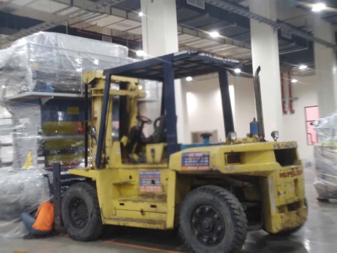 Nâng hạ và cẩu máy móc tại KCN Nam Tân Uyên – Dự án thực hiện bởi Xe Nâng Nhân Nghĩa