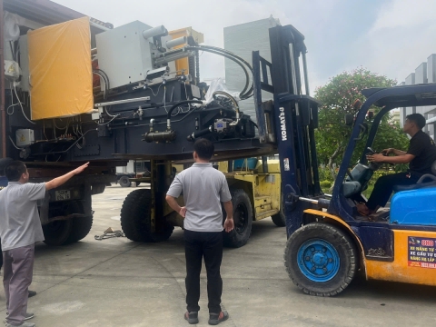 Nâng hạ và cẩu máy móc tại KCN Nam Tân Uyên – Dự án thực hiện bởi Xe Nâng Nhân Nghĩa