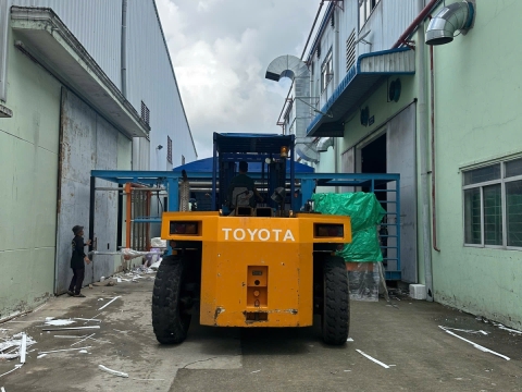 Nâng hạ và vận chuyển máy móc công nghiệp 24h tại Bình Dương