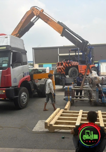 Nâng hạ và cẩu máy móc tại KCN Đồng An 2 – Dự án thực hiện bởi Xe Nâng Nhân Nghĩa