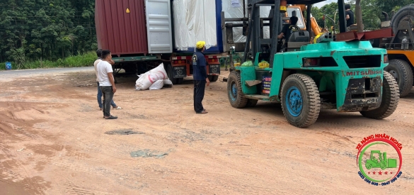 Đóng rút container tại KCN VSIP II – Dự án thực hiện bởi Xe Nâng Nhân Nghĩa
